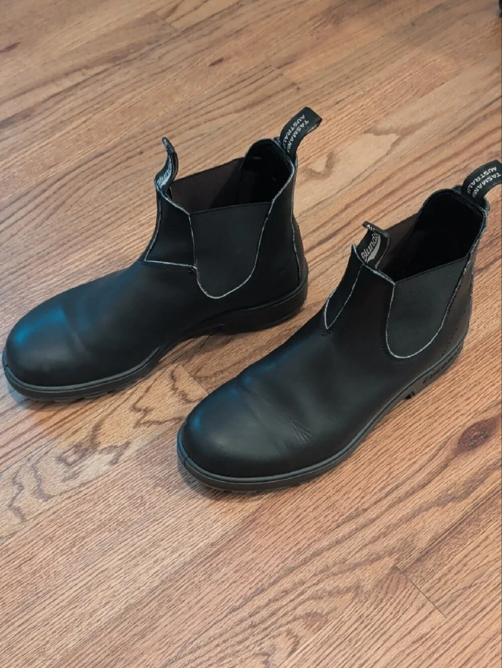 US 10.5 Blundstone Black Chelsea Boots for Men - Slip-On Pull Tab Design